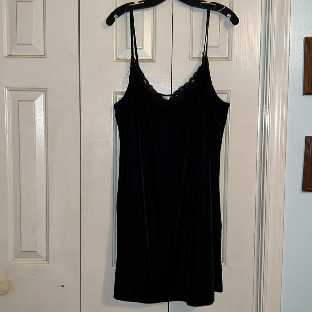 Vintage Secret Treasure 3x Black Velvet Gown. No damage and smoke free home.